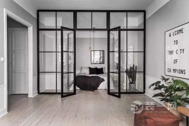 卧室大胆使用了玻璃墙作为隔断,通透又相对独立,搭配黑色木框,设计图片